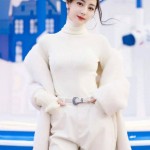 迪丽热巴穿白色紧身毛衣展现完美曲线魅力四射